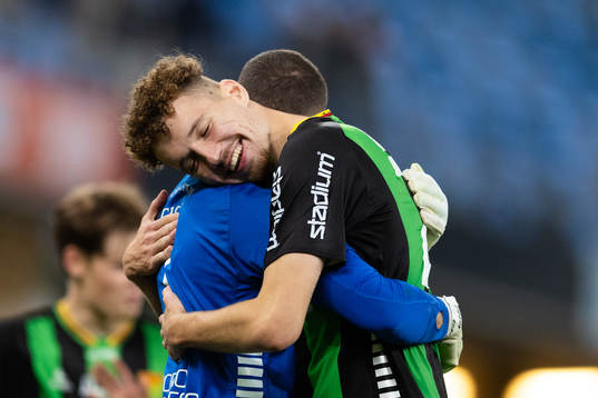 GAIS målvakt Mergim Krasniqi och Anes Cardaklija jublar