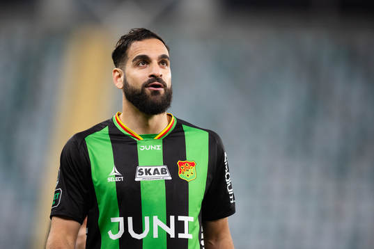 GAIS Mervan Celik framför klacken
