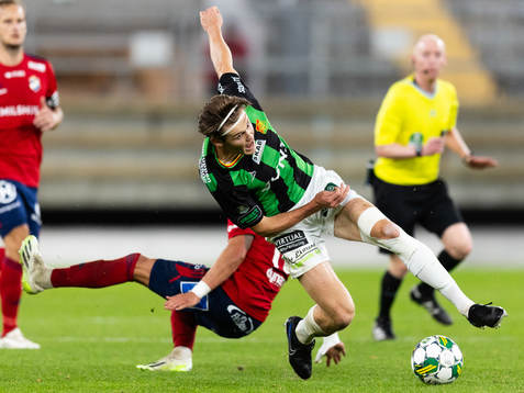 Östers Ivan Kricak tacklar GAIS Axel Henriksson