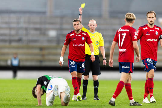 Domare Per Melin ger gult kort till Östers Ivan Kricak