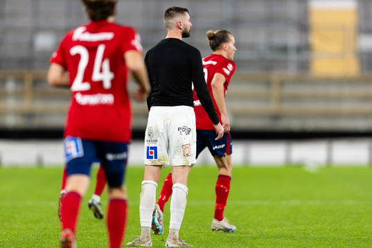 Östers Jesper Jonasson Westermark drar av tröjan på GAIS