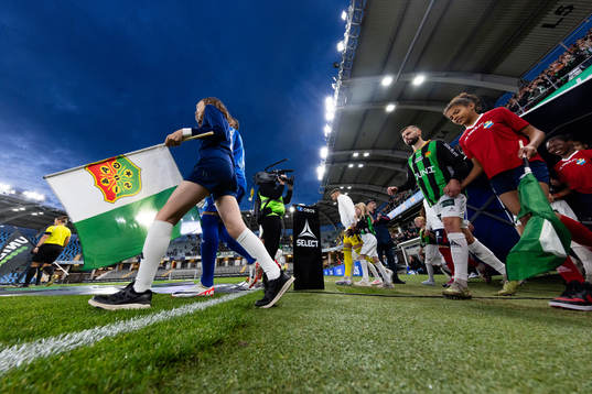 Lagen på väg in för line up innan fotbollsmatchen i