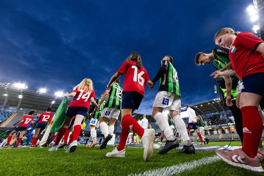 Lagen på väg in för line up innan fotbollsmatchen i