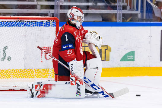 Västerviks målvakt Emil Zetterquist på uppvärmningen