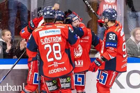 Västerviks Anton Svensson jublar med lagkamrater