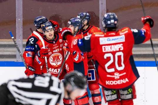 Västerviks Alex Ciernik jublar med lagkamrater
