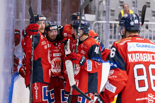 Västerviks Anton Svensson jublar med lagkamrater