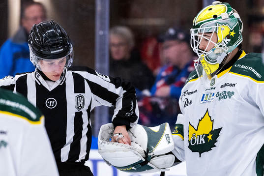 Linjedomare Anna Hammar och Östersunds målvakt Alex Dorio