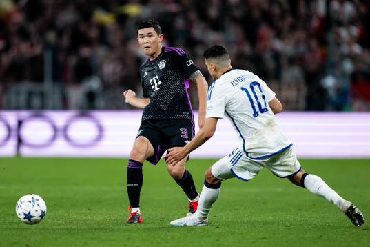 Minjae Kim of Bayern Munich and Mohamed Elyounoussi of