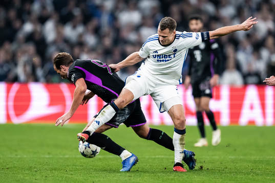 Harry Kane of Bayern Munich  and Viktor Claesson of