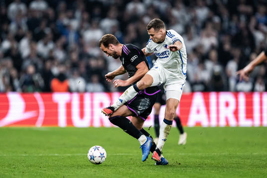Harry Kane of Bayern Munich  and Viktor Claesson of