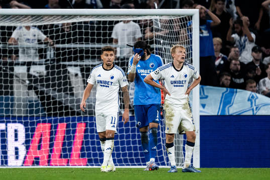 Jordan Larsson, goalkeeper Kamil Grabara and Kevin Diks of