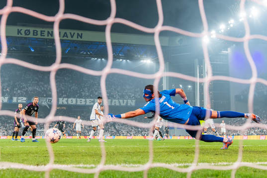 Jamal Musiala of Bayern Munich scores the 1-1 against