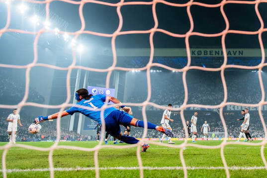 Jamal Musiala of Bayern Munich scores the 1-1 against