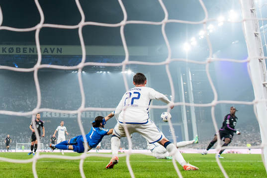Mathys Tel of Bayern Munich scores the 1-2 against