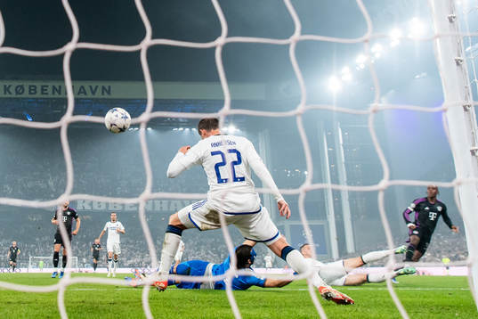 Mathys Tel of Bayern Munich scores the 1-2 against