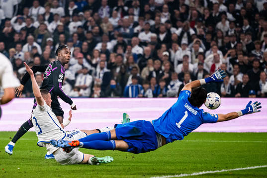 Mathys Tel of Bayern Munich scores the 1-2 goal against