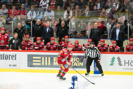 MoDos tränare Mattias Karlin i båset med sin stab bredvid