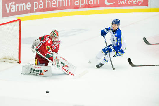 MoDos målvakt Lassi Lehtinen och Leksands Keegan Lowe