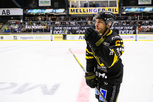 Västerås Konstantin Komarek jublar