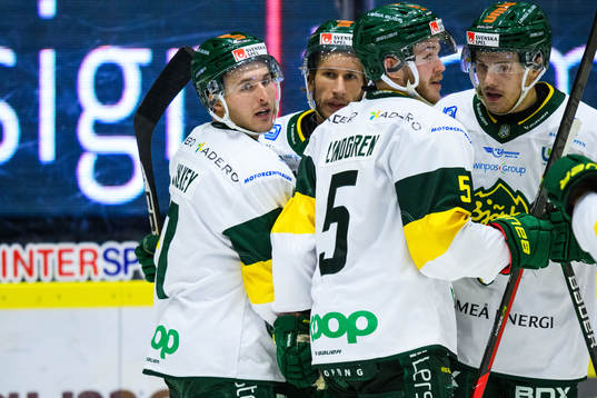 Björklövens Nicholas Schilkey jublar med lagkamrater