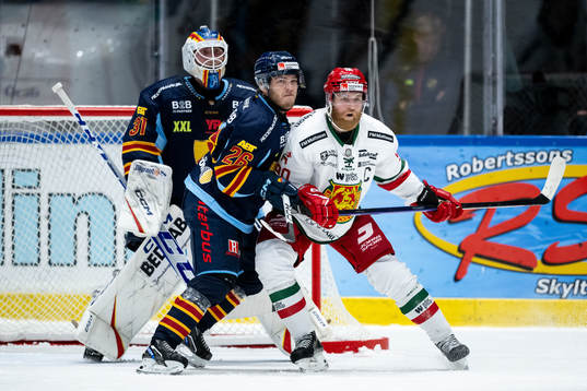 Djurgårdens Emil Berglund och målvakt Viktor Andrén mot