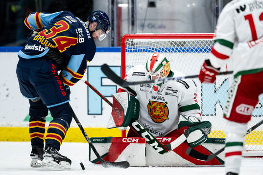 Djurgårdens Daniel Brodin och Moras målvakt Waltteri