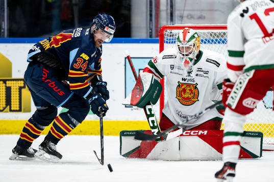 Djurgårdens Daniel Brodin och Moras målvakt Waltteri