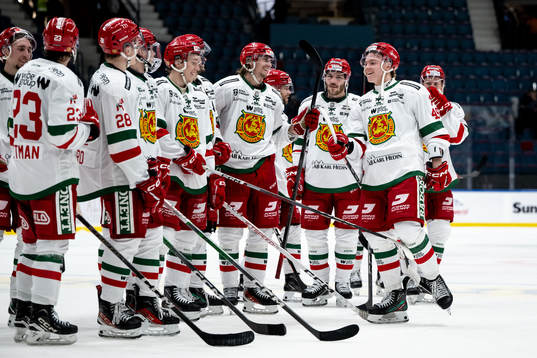 Moras Noah Steen jublar med lagkamrater