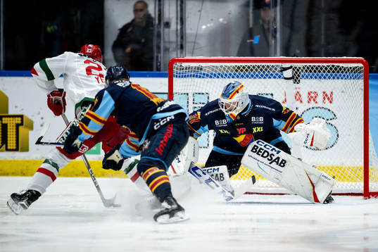 Moras Chad Yetman gör 0-2 på Djurgårdens målvakt Viktor