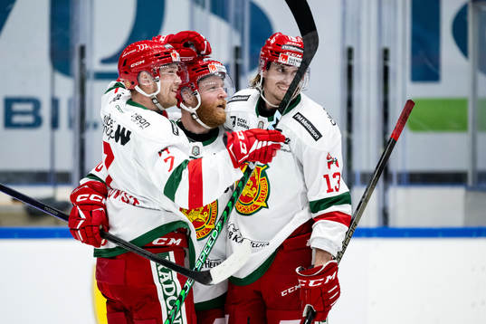 Moras Daniel Ljunggren jublar med lagkamrater