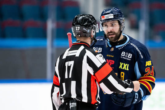 Domare Niklas Johansson och Djurgårdens Ludvig Rensfeldt