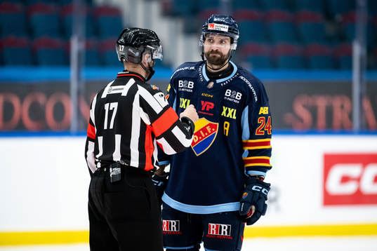Domare Niklas Johansson och Djurgårdens Ludvig Rensfeldt