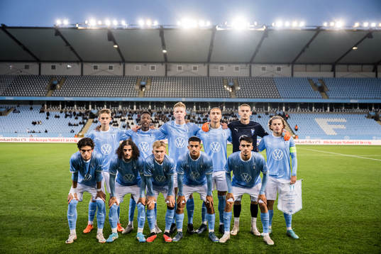 Malmö FFs spelare ställer upp för en lagbild