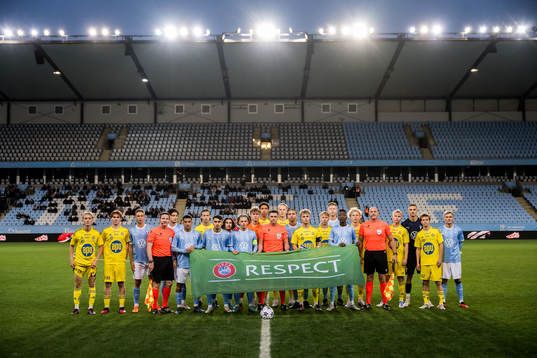 Spelare ställer upp med en banderoll