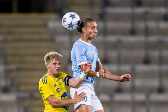 Malmö FFs Elison Makolli och Helsingfors Ville Vuorinen