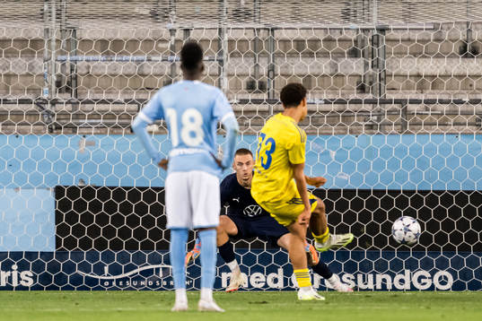 Helsingfors David Ezeh och Malmö FFs målvakt Marcus