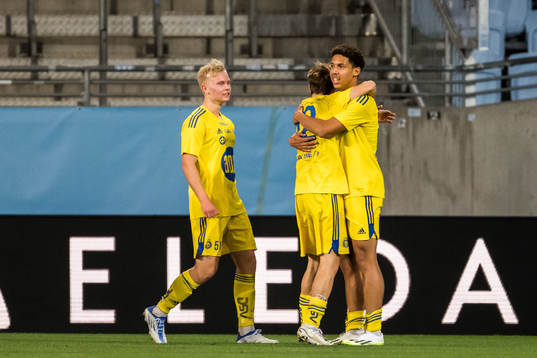 Helsingfors David Ezeh jublar