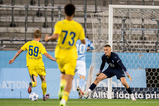 Helsingfors Liam Möller och Malmö FFs målvakt Marcus