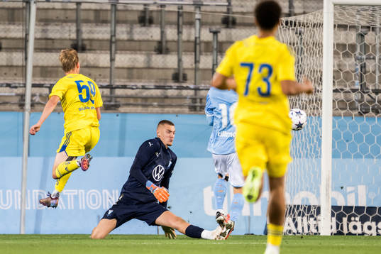 Helsingfors Liam Möller och Malmö FFs målvakt Marcus