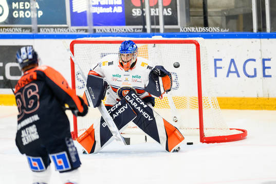 Växjös målvakt Simon Westling  värmer upp