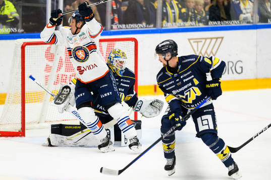 Växjös Emil Sylvegård flyger framför HV71s målvakt