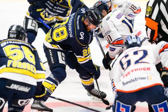 HV71s Joonas Nättinen och Växjös Kalle Kossila i tekning