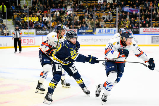 Växjös Keegan Lowe HV71s André Petersson och Växjös