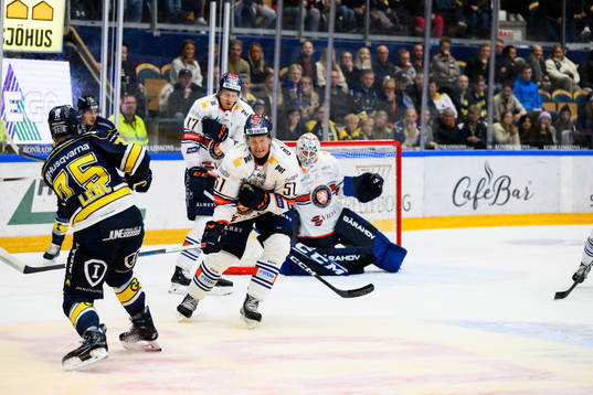 Växjös Emil Sylvegård täcker skott från HV71s Radan