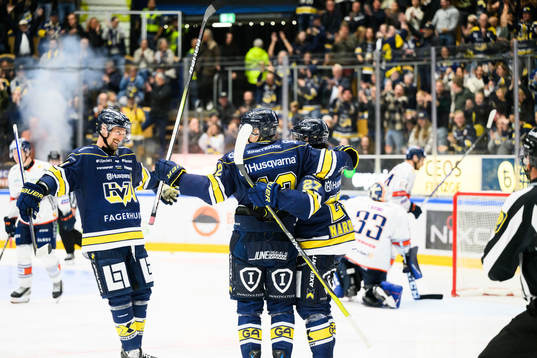 HV71s André Petersson jublar
