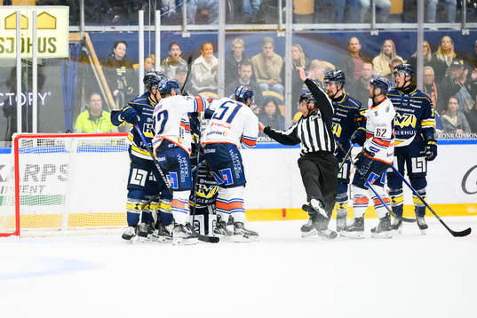stökigt framför HV71s målvakt Joni Ortio