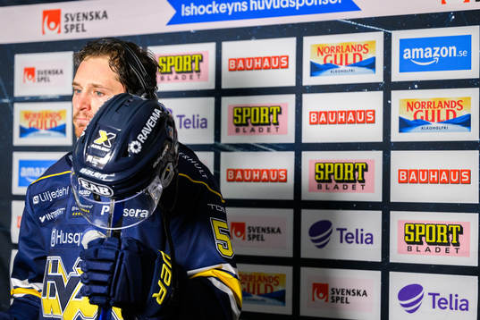 HV71s Fredrik Forsberg intervjuvas av tv