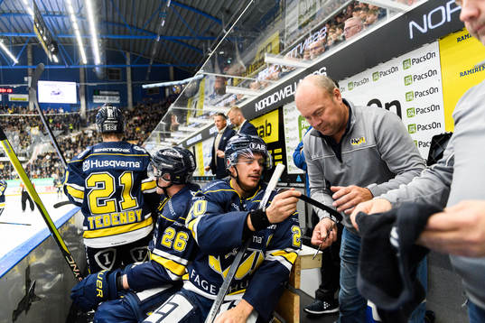 HV71s André Petersson och materialförvaltare Michael