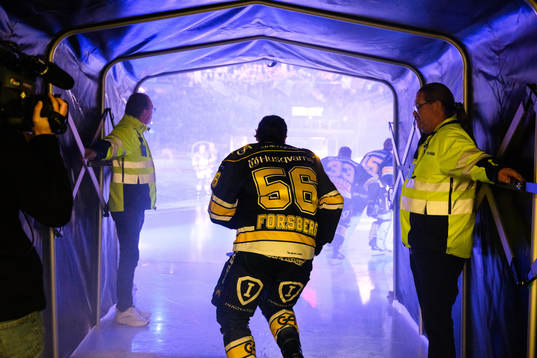 HV71s Fredrik Forsberg åker ut på isen